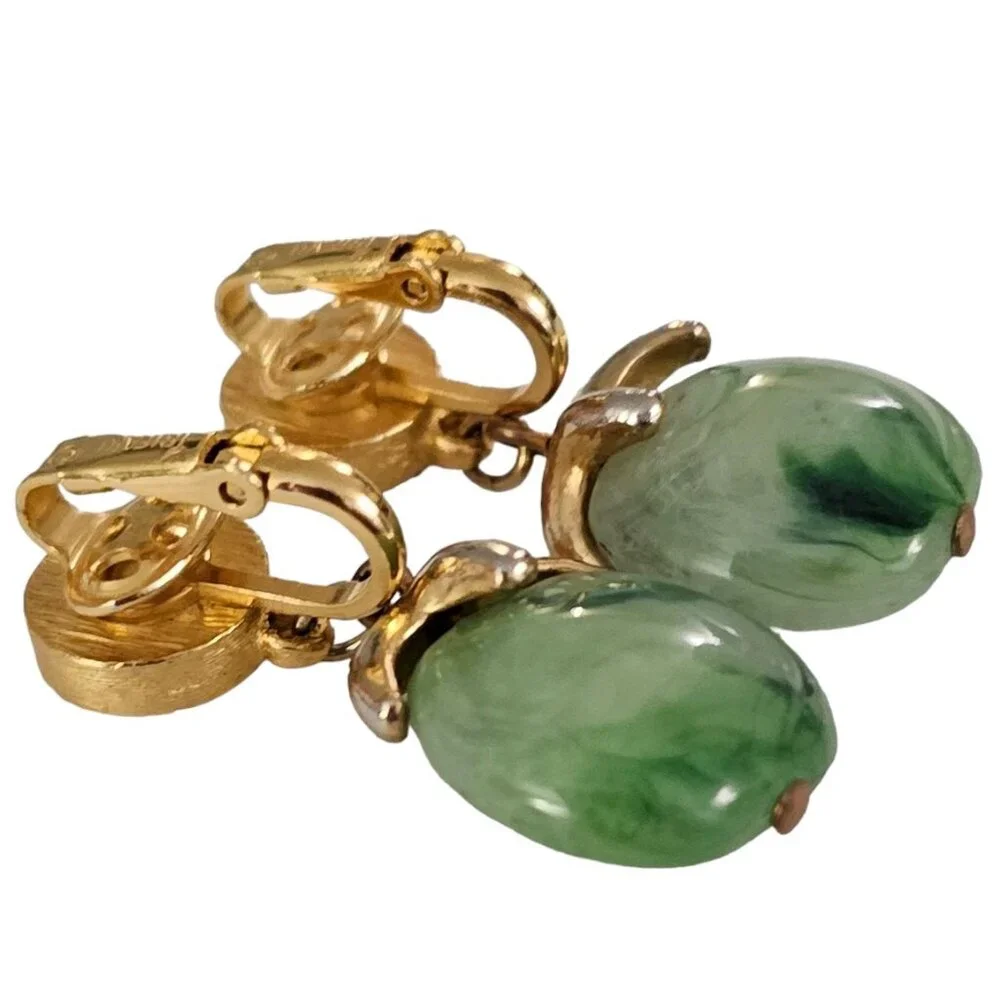 Trifari Gold Tone Green Marbled Resin Lucite Dangle Clip-On Earrings, Signed L82 - Picture 8 of 10